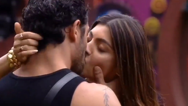 Bigg Boss OTT 2: Jad Hadid & Akanksha Puri Lock Lips