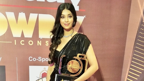 Digangana Suryavanshi Receives Versatile Actress Award