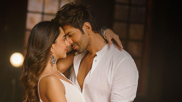 Kartik Grooves With Fans To Celebrate SKK Craze Kartik Grooves With Fans To Celebrate SKK Craze