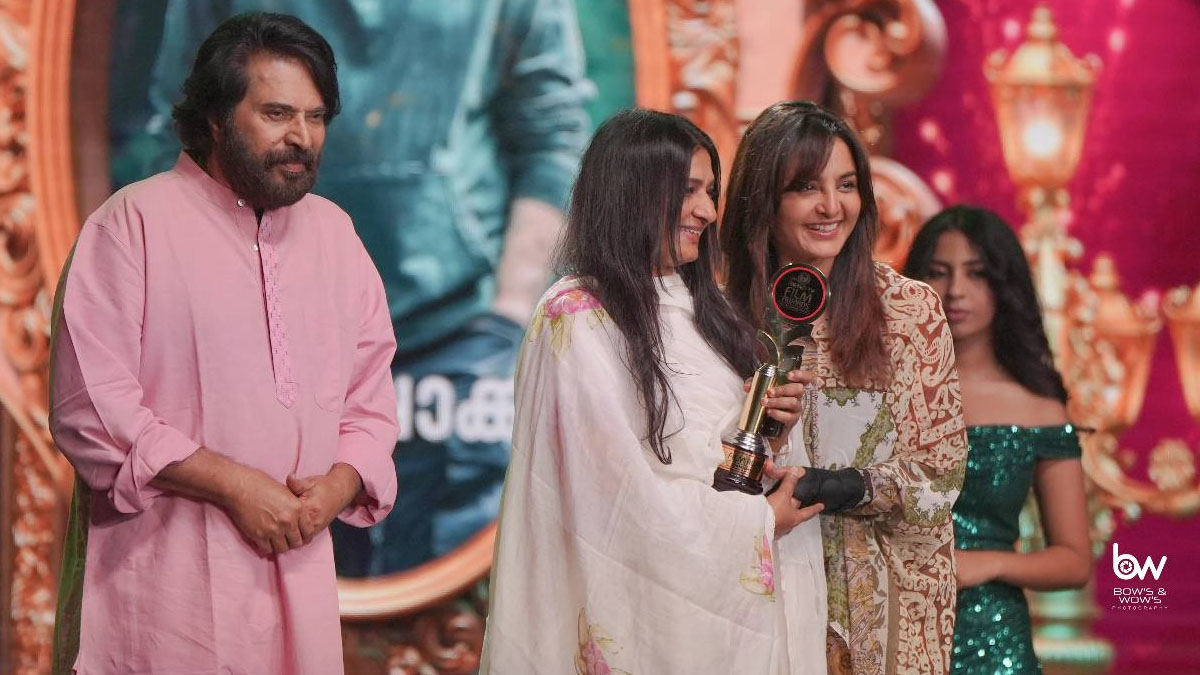 Anand TV Film Awards 2023 Manju Warrier Presents Best Film Award To Mammootty And Sulfath