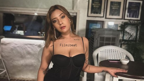 Aashika Makes Shocking Remark About Jiya-Elvish Controversy Aashika Makes Shocking Remark About Jiya-Elvish Controversy