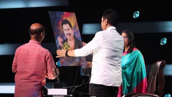 Indian Idol 14 Theatre Round: Kumar Sanus Biggest Fan Revealed. Contestants Father Gifts Him Special Portrait