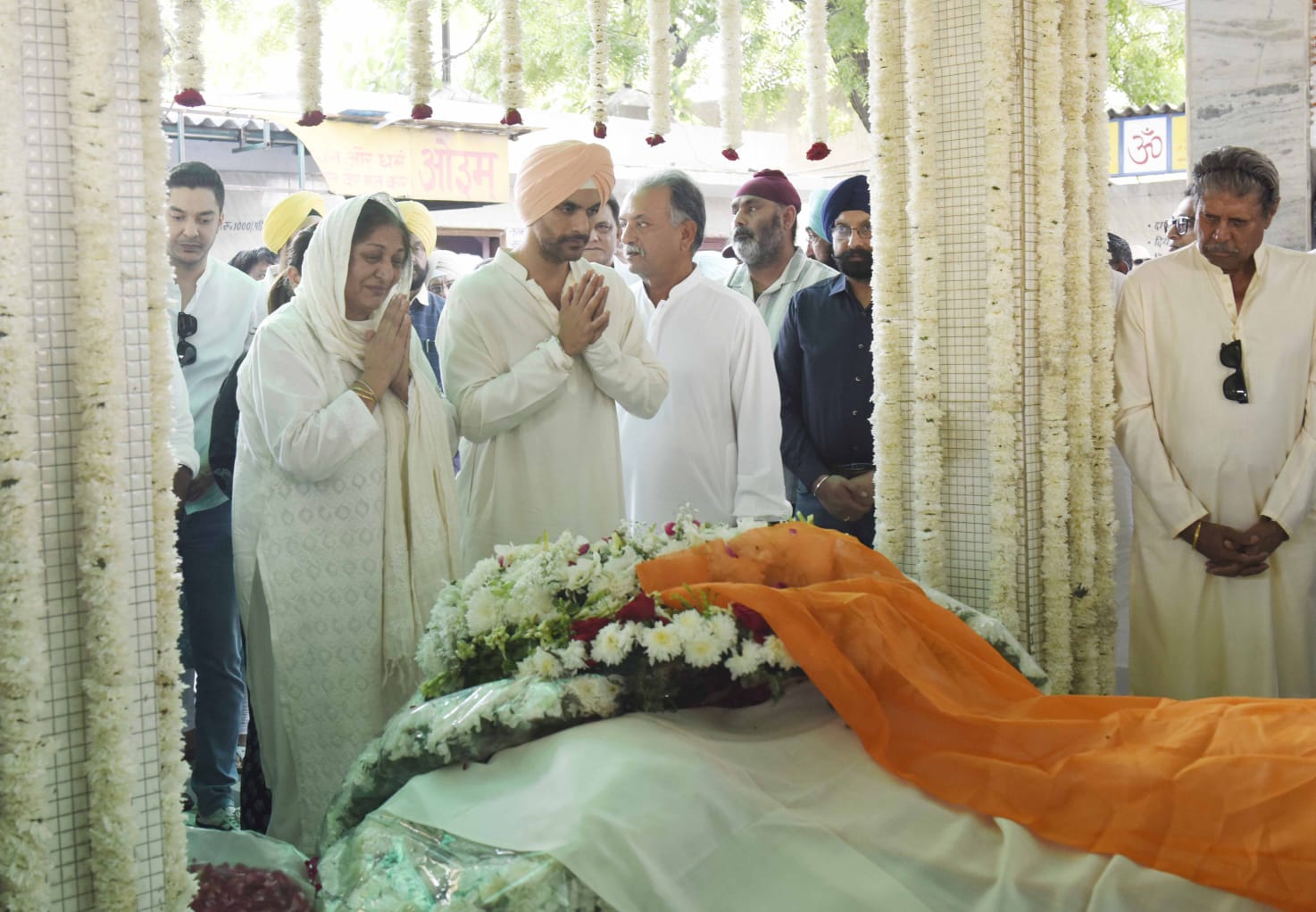 Bishan Singh Bedi Last Rites: Angad Bedi, Neha Dhupia, Sharmila Tagore & Others Bid A Tearful Adieu