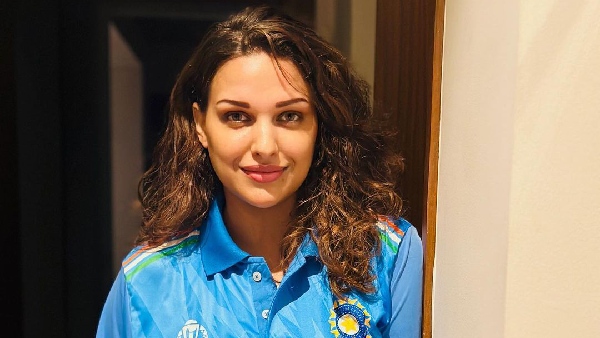 Bigg Boss 13 Fame Himanshi Khurana Supports Team India Bigg Boss 13 Fame Himanshi Khurana Supports Team India