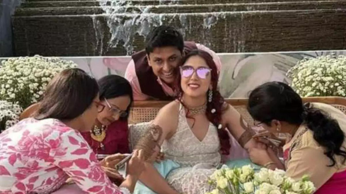 Ira Khan Mehendi Pic Out, Bride Stuns In White Lehenga