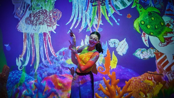 Ananya Panday Feeds Honey Bees With Hands In Singapore 