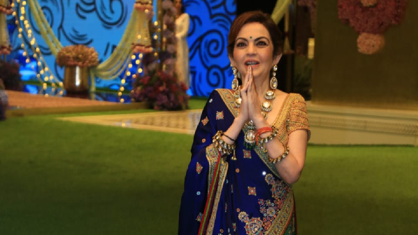 Nita Ambani Requests Paparazzi To Accept Prasad Nita Ambani Requests Paparazzi To Accept Prasad