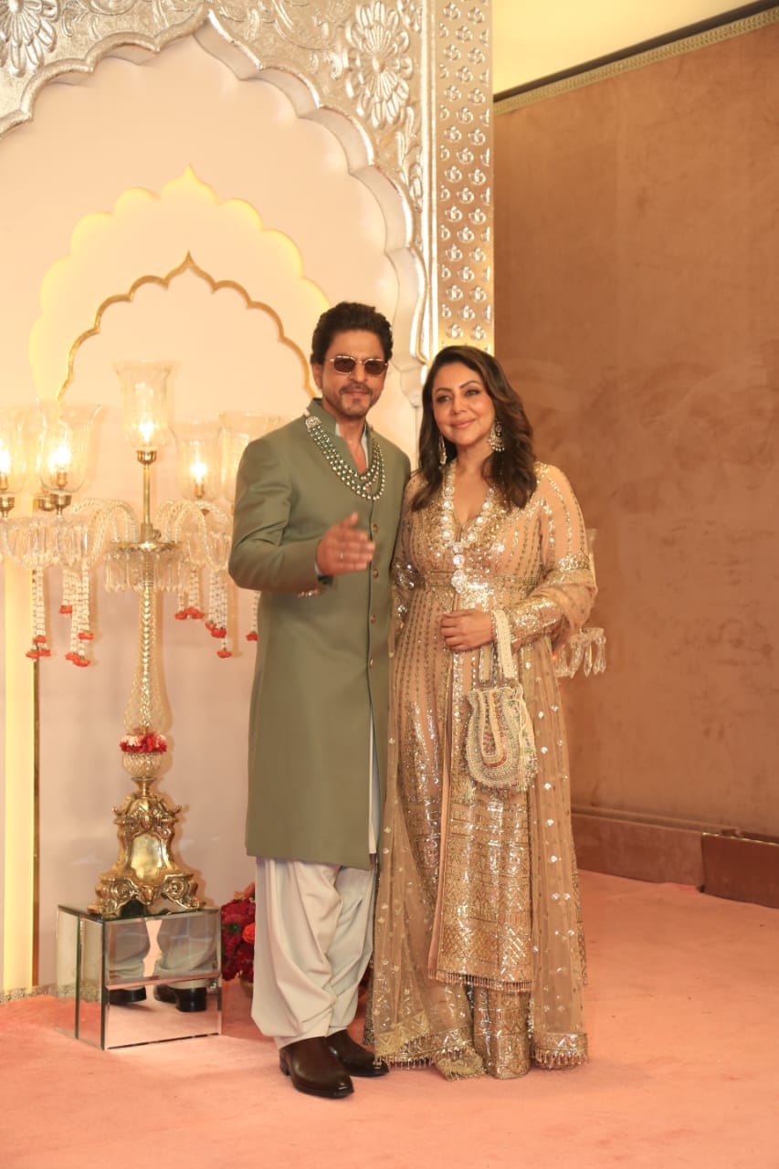 Shah Rukh Khan Arrives At Wedding With His Wife Gauri Khan