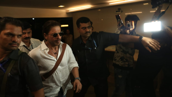 SRK Arrives To Pay Last Respects To Farah s Mother