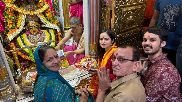 Palak Sindhwani Visits Mumbadevi amp amp Mahalaxmi With Family