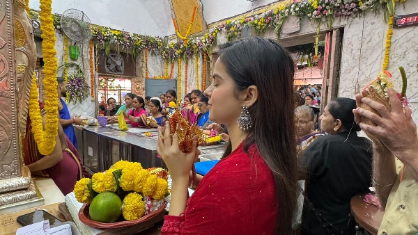 Palak Sindhwani Visits Mumbadevi amp amp Mahalaxmi With Family