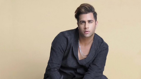 Rajiv Adatia s Soulful Singing Gets Love from Neetu Kapoor