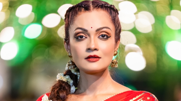 Actress Sheena Chohan Takes Blessings at Durga Puja