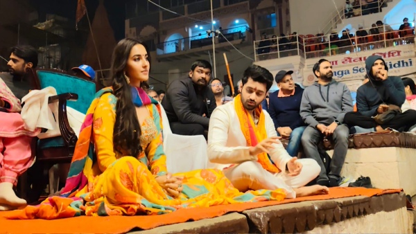 Utkarsh Sharma Performs Ganga Aarti As He Promotes Vanvaas Utkarsh Sharma Performs Ganga Aarti As He Promotes Vanvaas