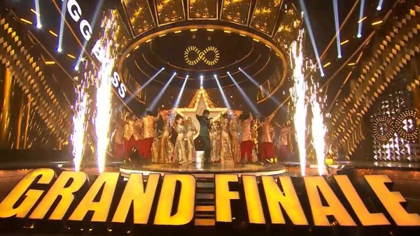 Host Nagarjuna Makes Stunning Entry With Jr NTR's Devara Song