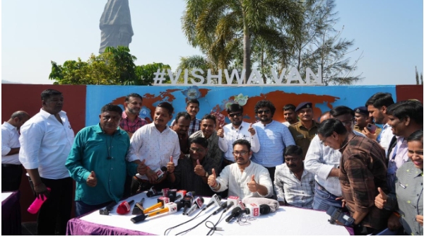 Aamir Khan Celebrates Republic Day With a Visit Aamir Khan Celebrates Republic Day With a Visit