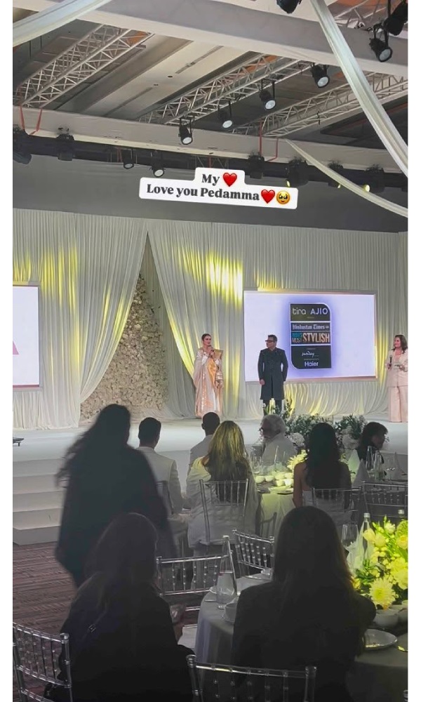 Legendary Actress Rekha Dedicates An Award To Khushi Kapoor Legendary Actress Rekha Dedicates An Award To Khushi Kapoor