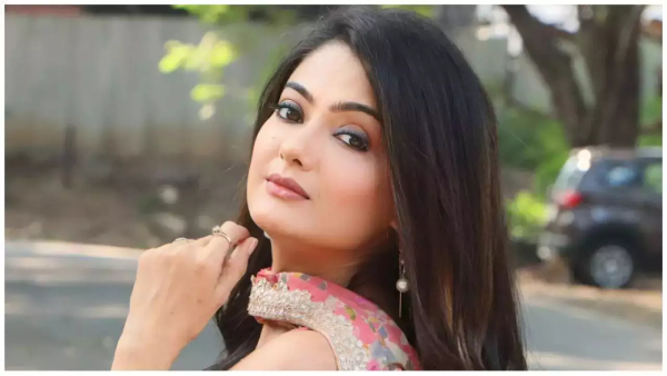 Rashmi Gupta s Shayari Sparks Debate On Betrayal Rashmi Gupta s Shayari Sparks Debate On Betrayal