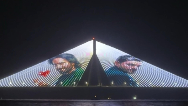 A Jewel Thief Spectacle on Mumbai Iconic Bandra-Worli Sea