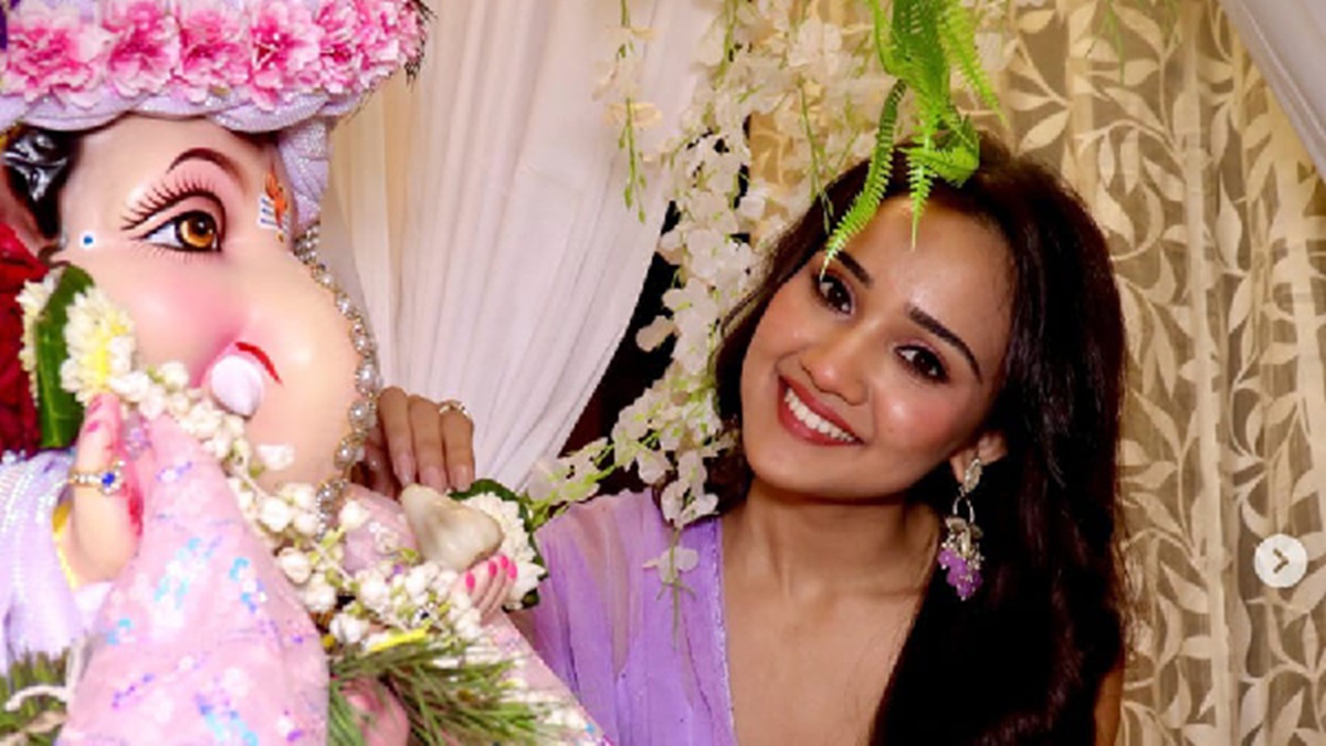 Uff Yeh Love Hai Mushkil: Artist Ashi Singh Brings Bal Ganesha Home For First Time And Celebrates The Festival