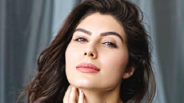 Elnaaz Norouzi Shows Strength And Solidarity With Iran