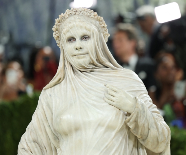 Met Gala Model-Host Turns Into A Living Greco-Roman Statue Met Gala Model-Host Turns Into A Living Greco-Roman Statue