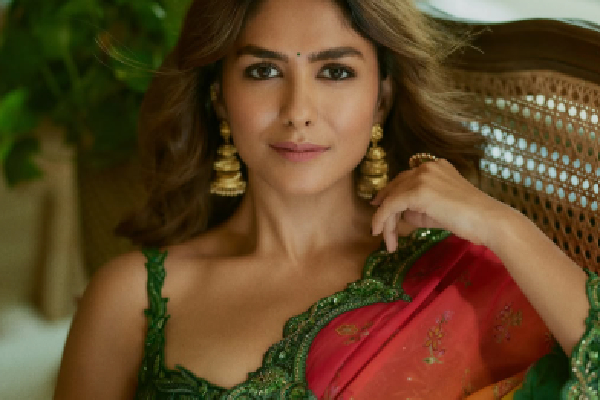 Get Mrunal Thakur s Do Deewane Sheher Mein Look Get Mrunal Thakur s Do Deewane Sheher Mein Look