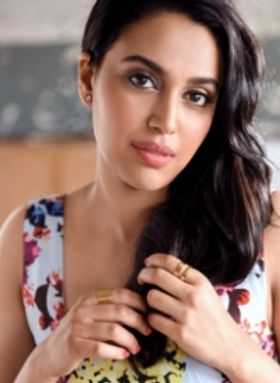 Aapkey Kamre Mein Koi Rehta Hai