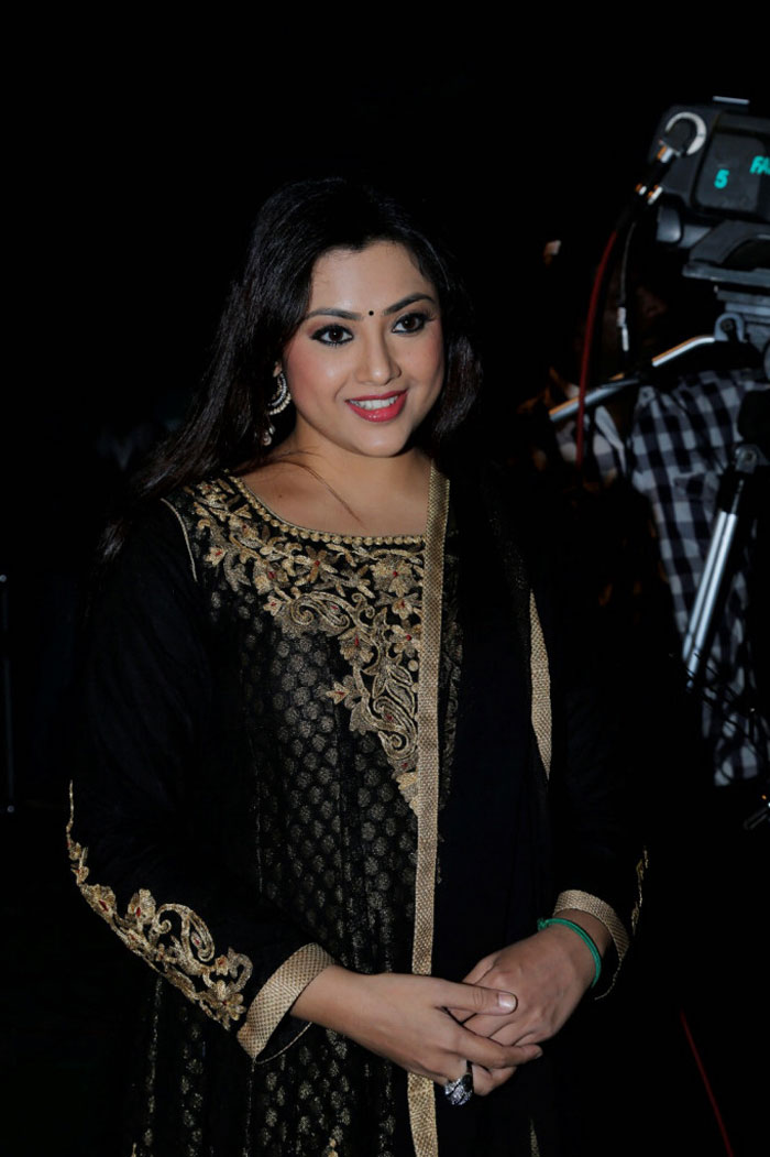 meena-photos-videos-birthday-latest-news-height-in-feet-filmibeat