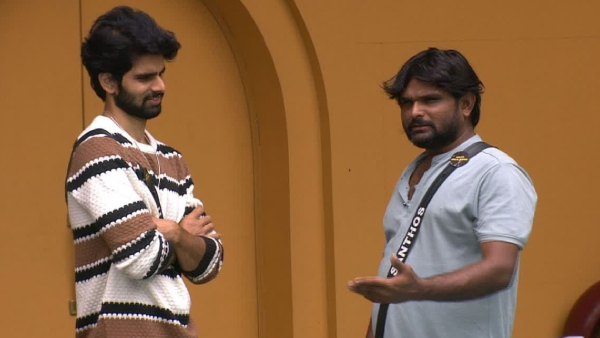 ಚೆಂಬು ಹಿಡಿಯುತ್ತಾನೆ