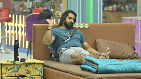 ಹಿಂದೆಯಿಂದ ಜಗದೀಶ್ ಅವರನ್ನು ತಳ್ಳಿದ ರಂಜಿತ್