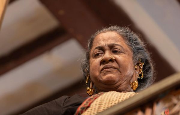 Rib-Tickling Comedy Backed by a Strong Ensemble Cast