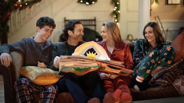 A Merry Little Ex-Mas Cast & Crew