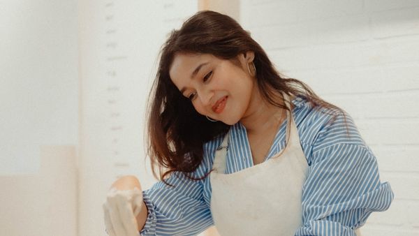 Lead Actress Debut Through a Celebrated Remake