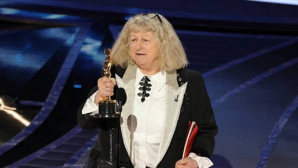 जेनी बीवन - बेस्ट कॉस्टूयम डिजाइन - क्रूला