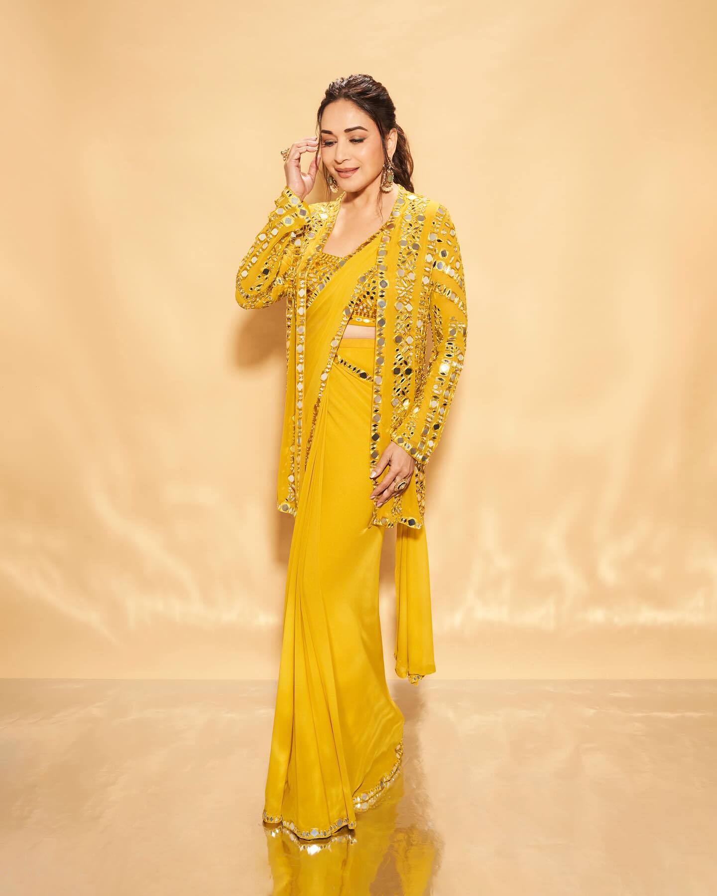 Jule Sari:  Breaking Barriers - u1wa7nx