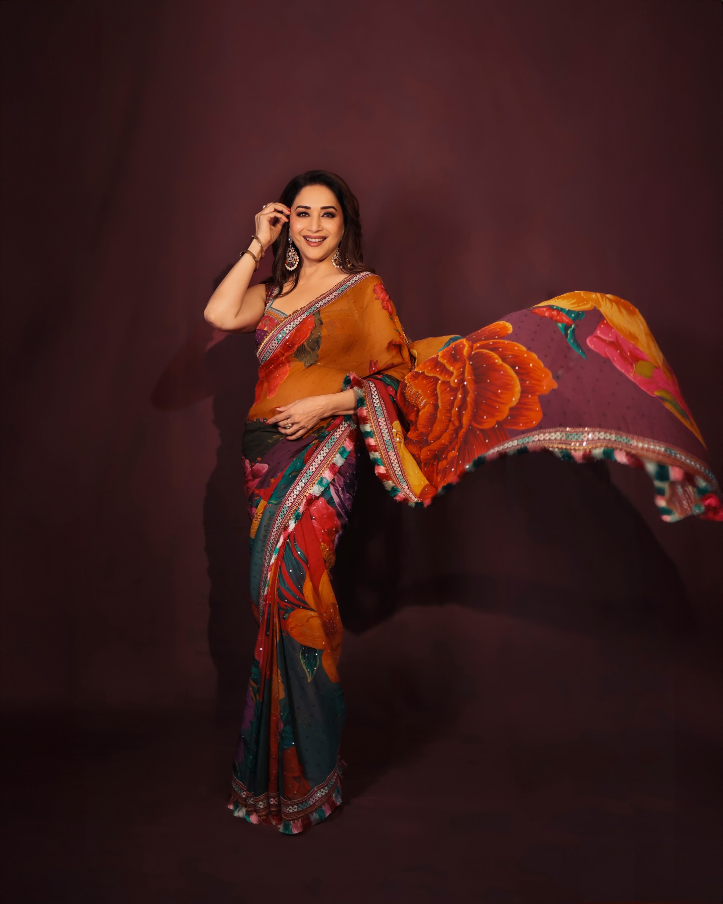 Jule Sari:  Breaking Barriers - xqnh3w5