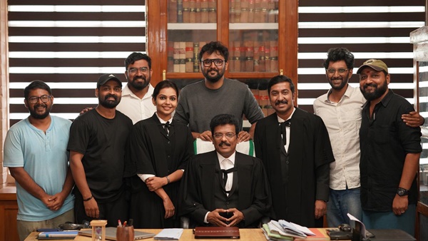 മുകുന്ദന്‍ ഉണ്ണി അസോസിയേറ്റ്‌സ്