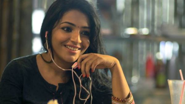 Elizabeth in Anuraga Karikkin Vellam