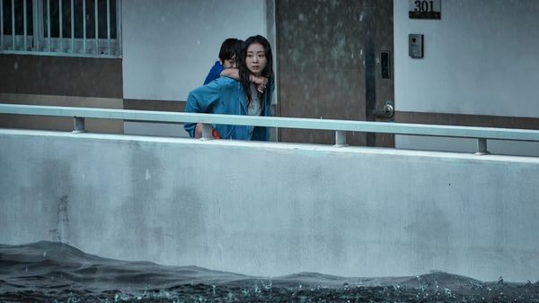 The Great Flood Plot: Survival Amid a World-Ending Catastrophe