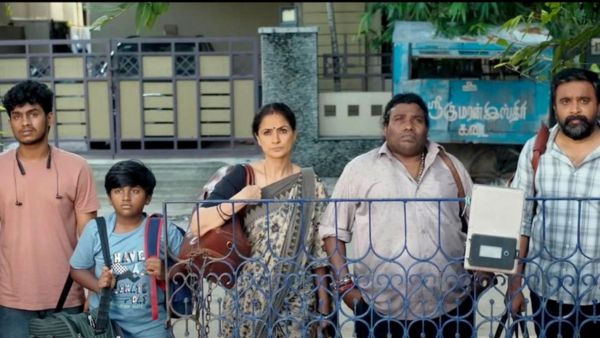 Tourist Family Artist Performance 