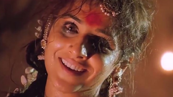 अवनि चतुर्वेदी, मंजुलिका