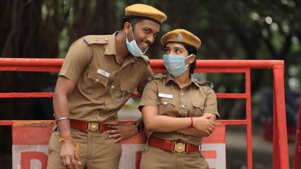 Putham Pudhu Kaalai Vidiyaadhaa