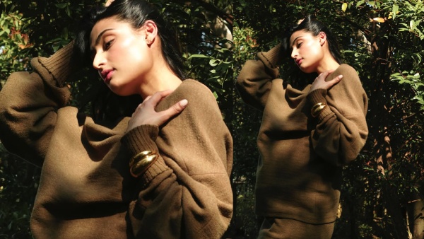 इंटेंस लुक के साथ दिया पोज