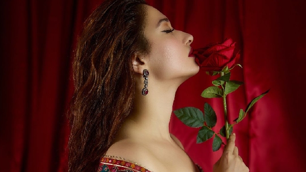 लाल गुलाब के साथ तमन्ना का अंदाज