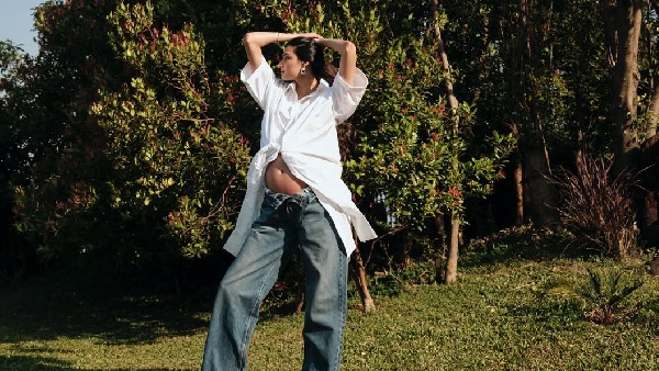  शर्ट के बटन खोल फ्लॉन्ट किया बेबी बंप