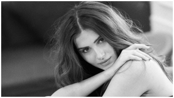 सोशल मीडिया पर अपूर्वा को लेकर प्रतिक्रियाएं