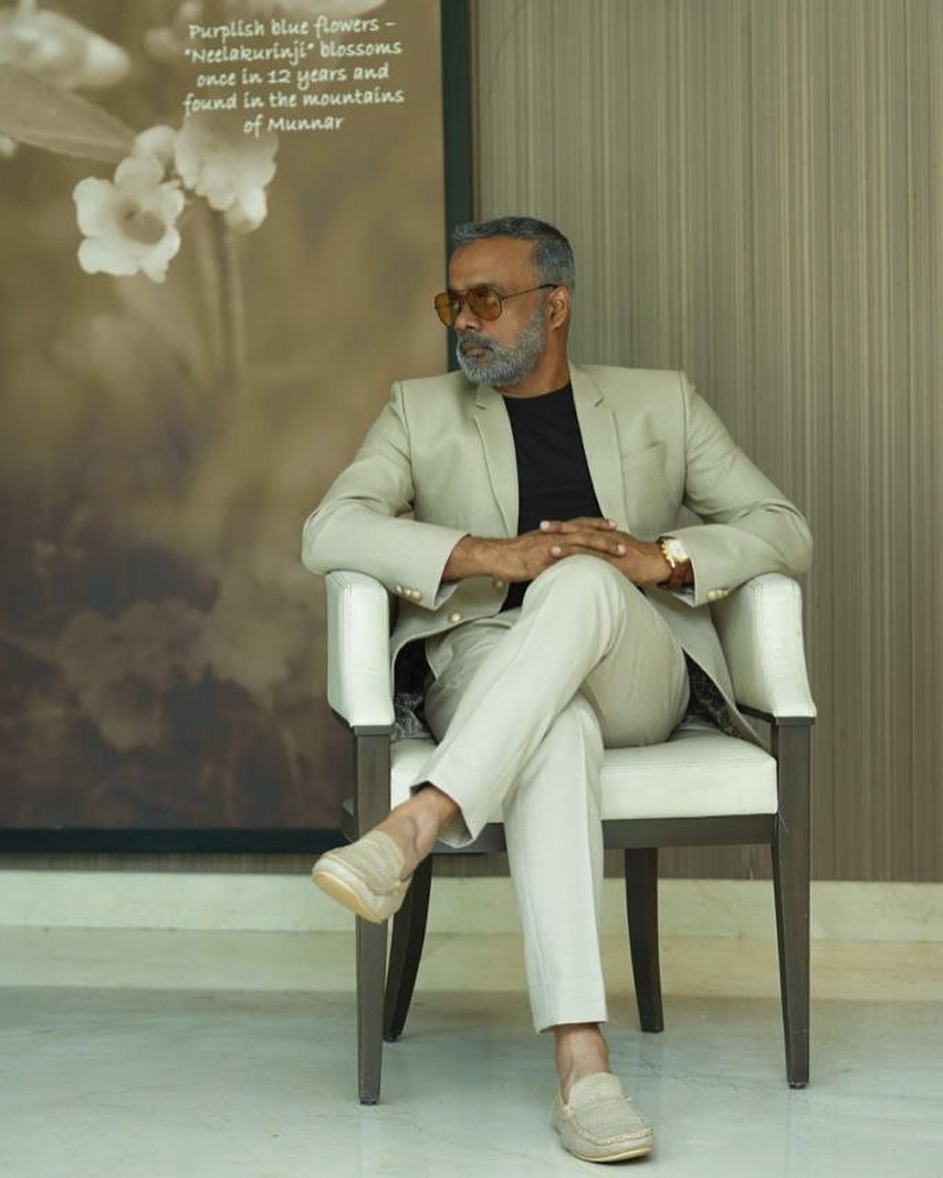 கண்ணும் கண்ணும் கொள்ளையடித்தால்