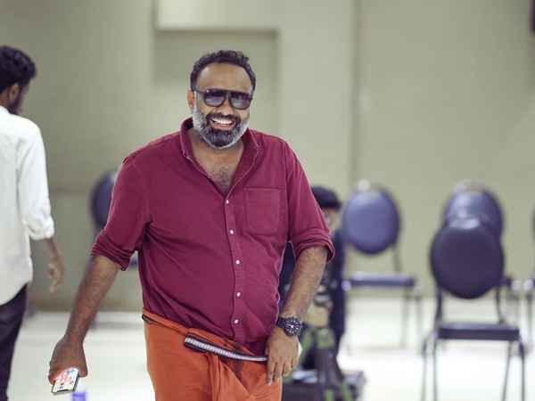 കാവി മുണ്ട് മടക്കി കുത്തി ബിഗ് ബോസിലേക്ക്, ഒമര്‍ ലുലു ആര്‍ക്കൊപ്പം ?