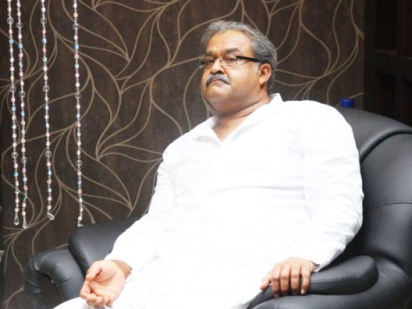 വിശ്വസിച്ചേ പറ്റൂ, ഇതൊക്കെ ഒരാള്‍ തന്നെയാണ്! മോഹന്‍ലാലിന്റെ കിടിലന്‍ മേക്കോവറുകള്‍